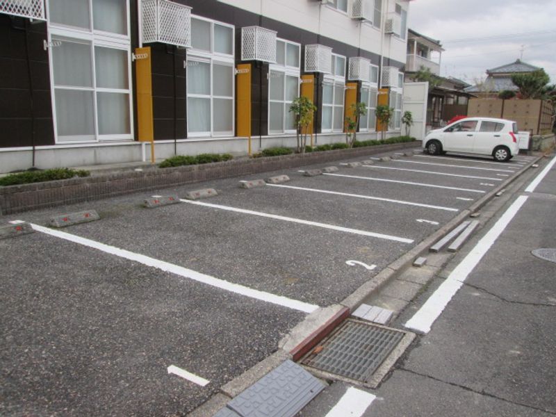 レオパレスハピネス新津 駐車場