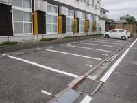 レオパレスハピネス新津 駐車場