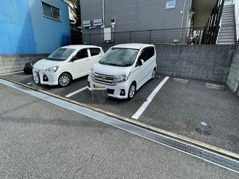 レオパレスグランデームケイ 駐車場