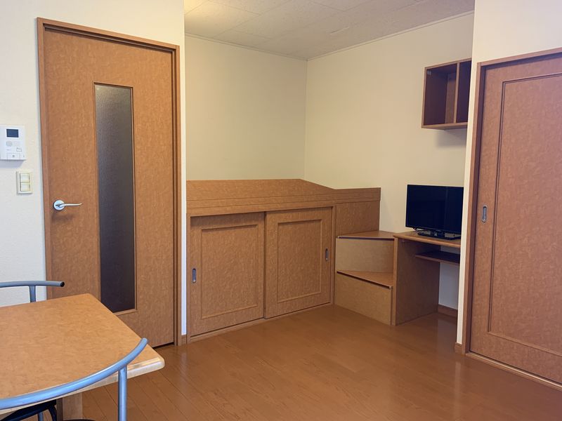 レオパレスヒーローズ山手 居間