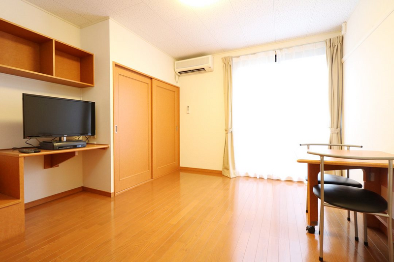 レオパレスプリマヴェーラ 居間