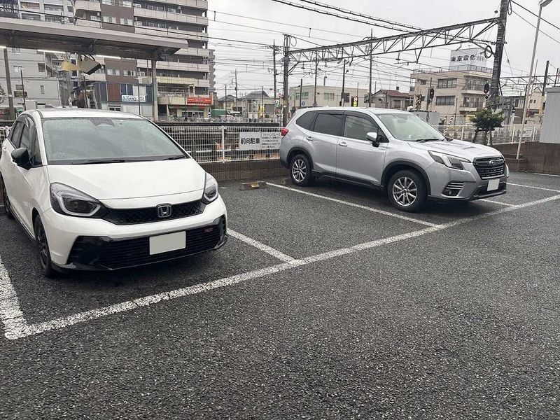 レオパレスフィエスタＹ１０２ 駐車場