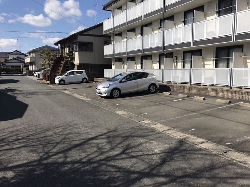 レオパレス中央 駐車場