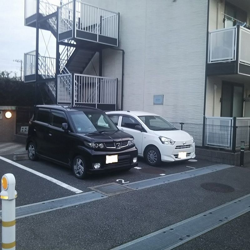レオパレスカミーリア 駐車場