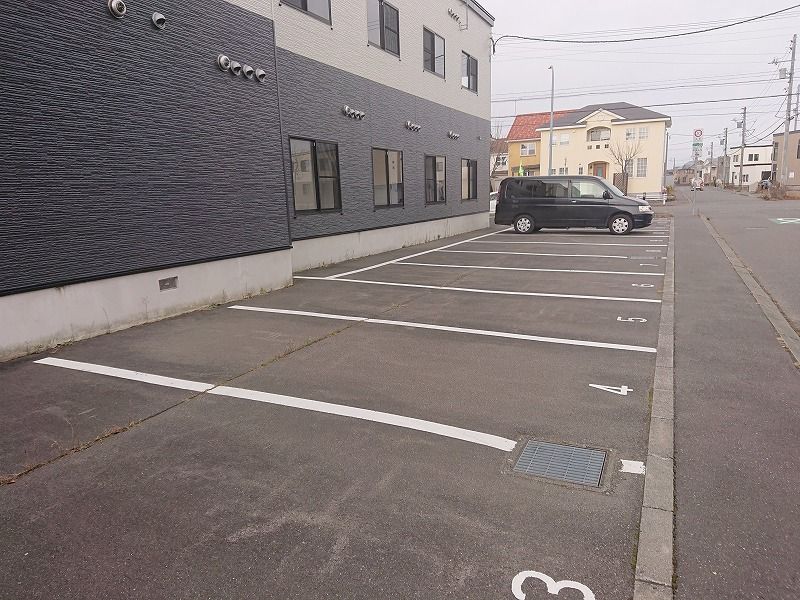 レオパレス四季 駐車場