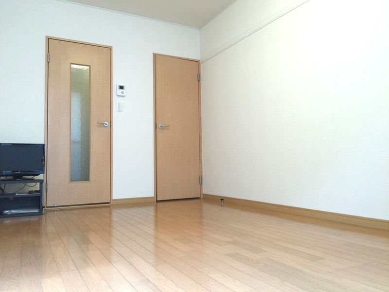 レオパレスラ　フロル日明 居間