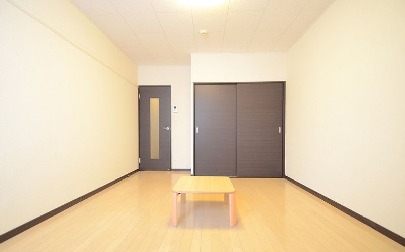 レオネクストＥＡＳＴＬＥＡＦⅢ 居間