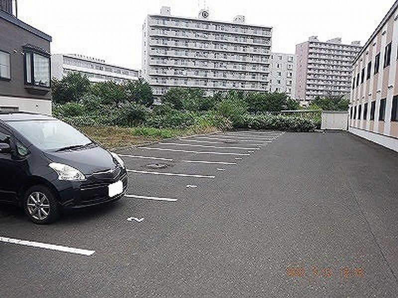 レオパレスオールドリバー清田 駐車場