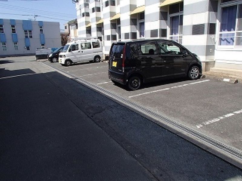 レオパレス刈原 駐車場