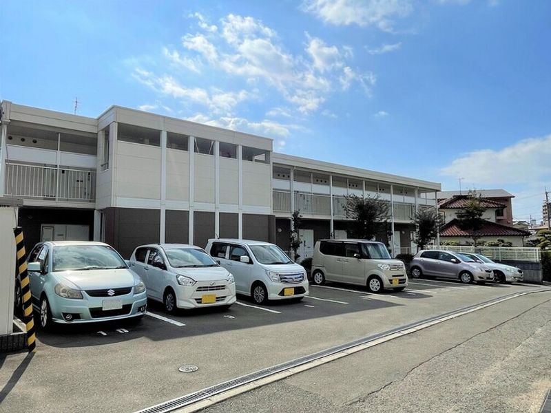レオパレスサンホワイト枝松 駐車場
