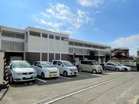 レオパレスサンホワイト枝松 駐車場