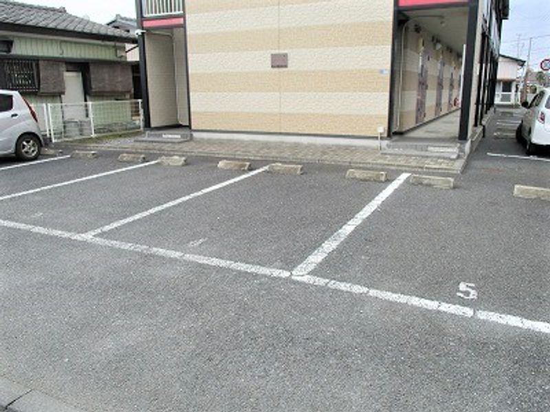レオパレス東光台 駐車場