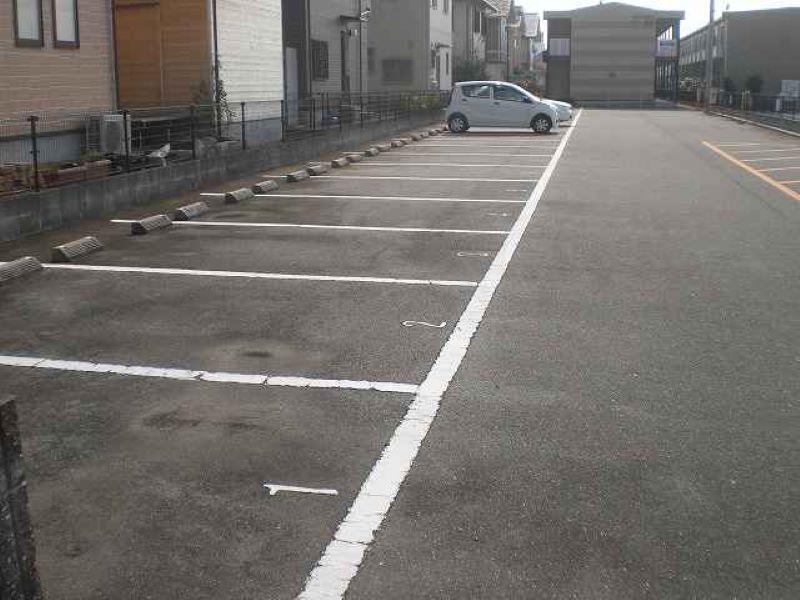レオパレスシンフォニーくまの 駐車場