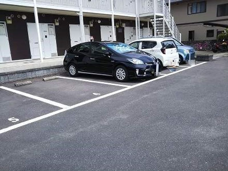 レオパレス多布施 駐車場