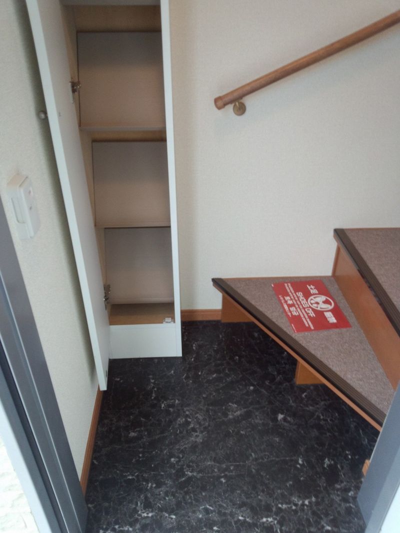 レオパレスエクレール 玄関