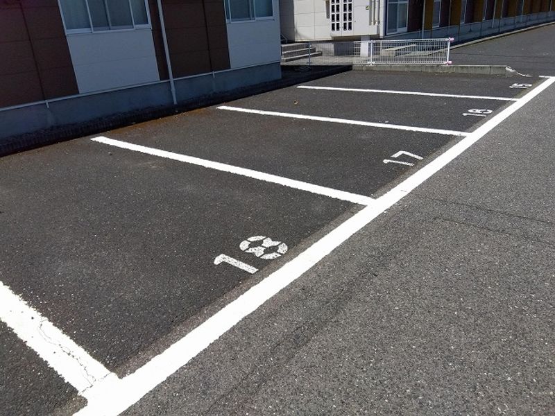 レオパレスフルール 駐車場