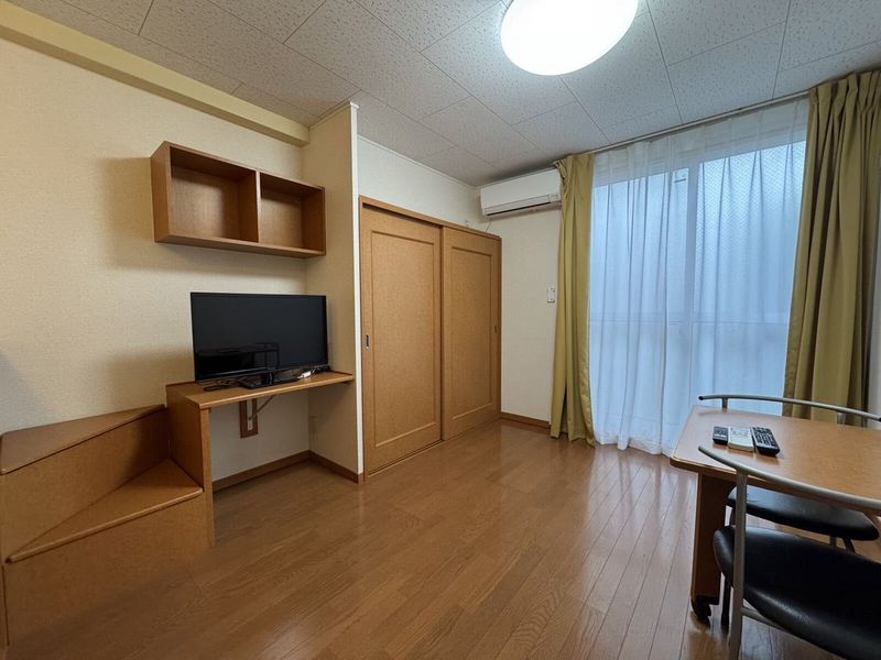 レオパレスアツモリ 居間