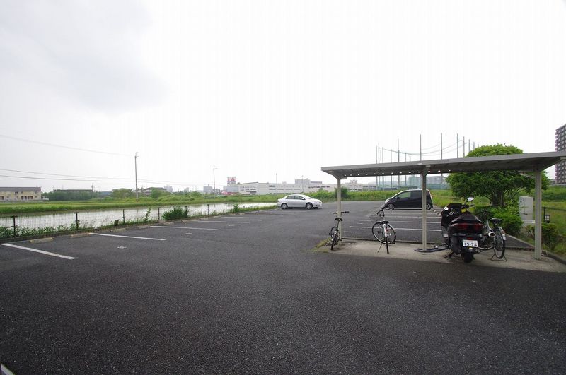 レオパレスプラティニ 駐車場