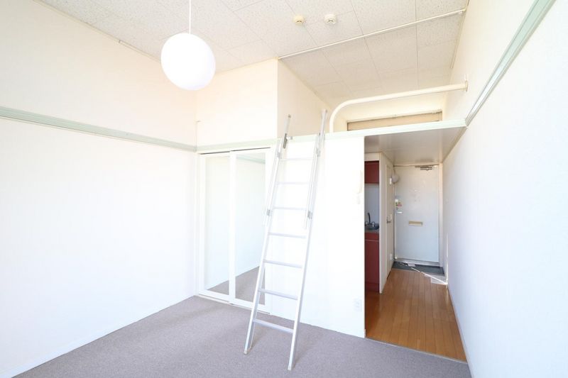 レオパレスＲＯＹＡＬＣＯＵＲＴ 居間