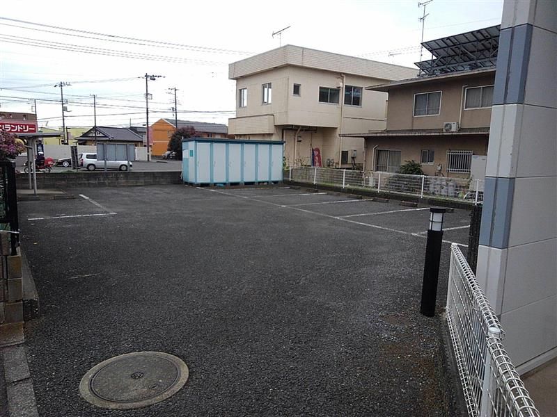 レオパレスシュベリュール 駐車場