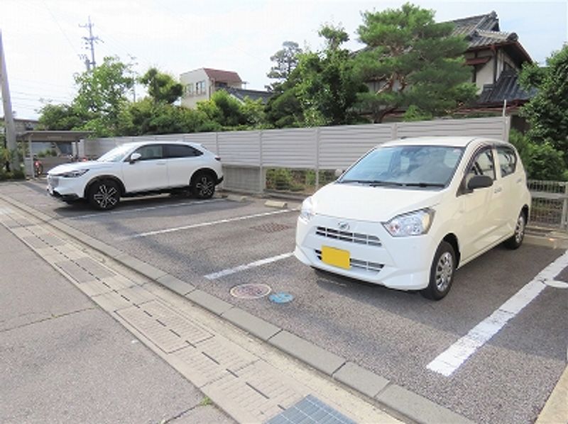 レオパレスフォレスト 駐車場