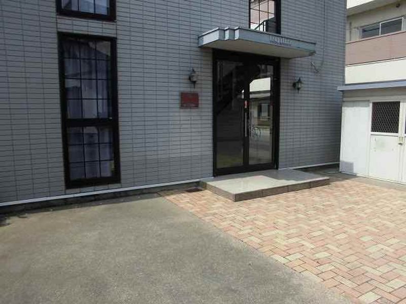 レオパレス峰弐番館 エントランス