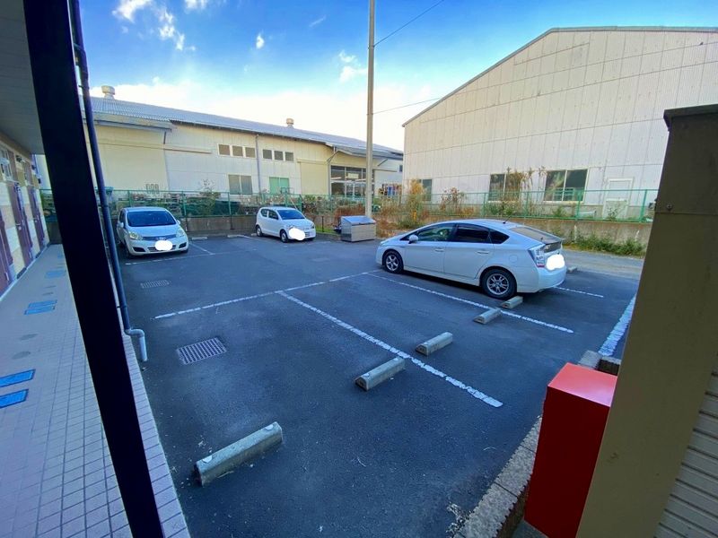 レオパレスベアフルーツⅤ 駐車場