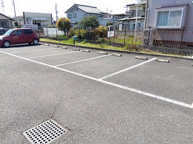 レオパレスラ　ネージュ 駐車場