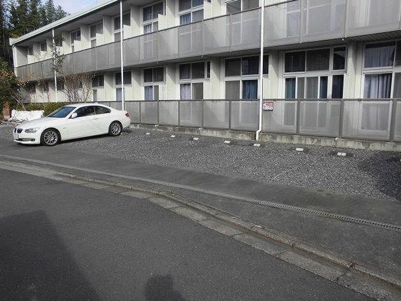 レオパレスツカサ 駐車場