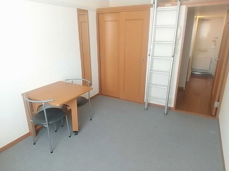 レオパレス寿 居間