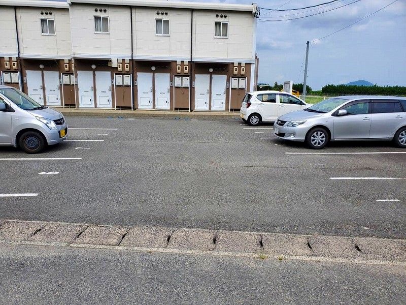 レオパレス西浦 駐車場