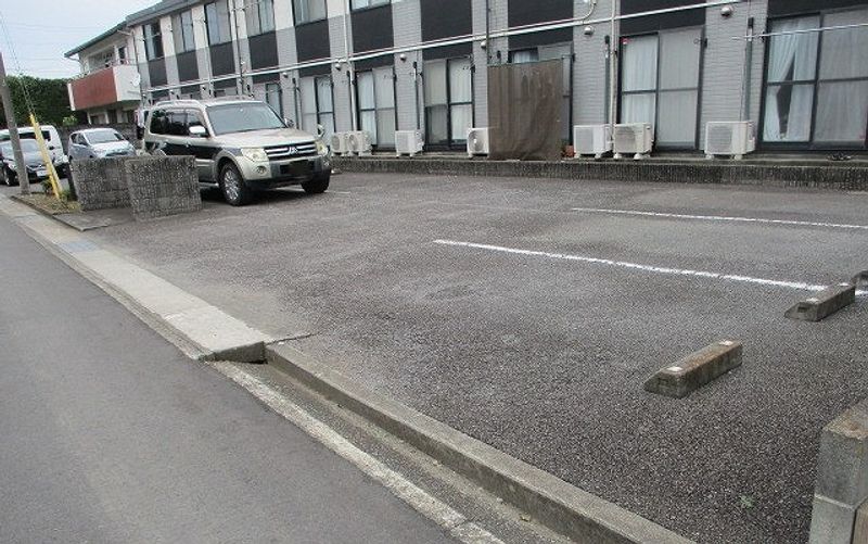 レオパレス山ノ根 駐車場