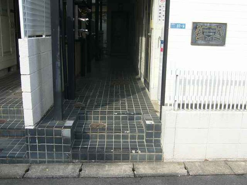 レオパレス西川田第２ エントランス