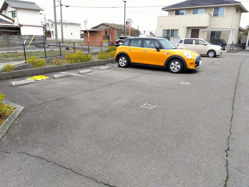 レオパレスブレッツァ 駐車場