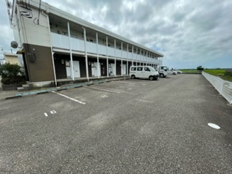 レオパレスセンチュリー 駐車場