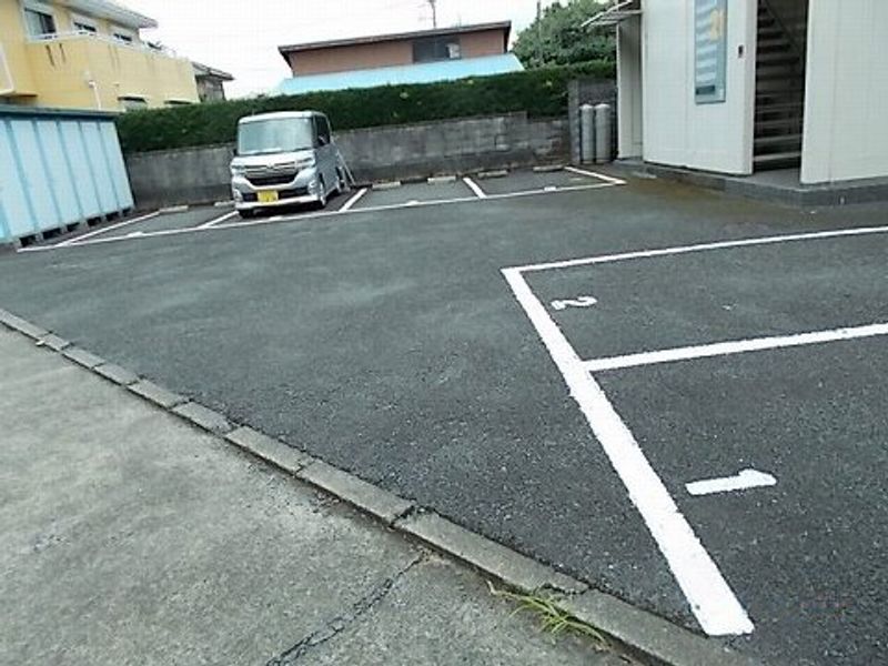 レオパレス三ノ宮 駐車場