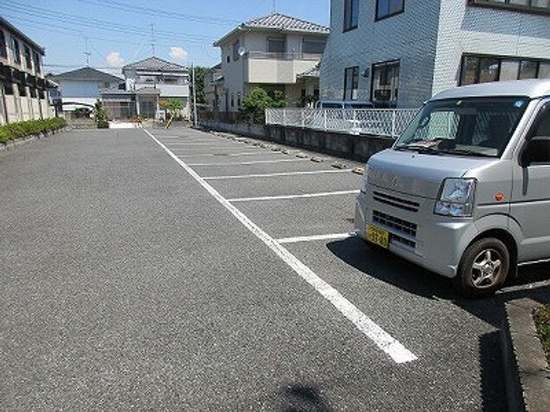 レオパレスファンタジー 駐車場