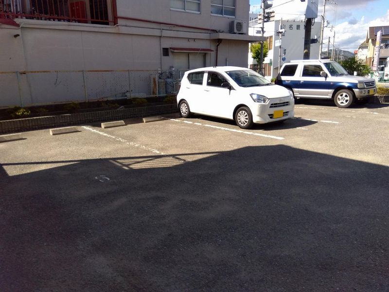 レオパレスプラバード 駐車場