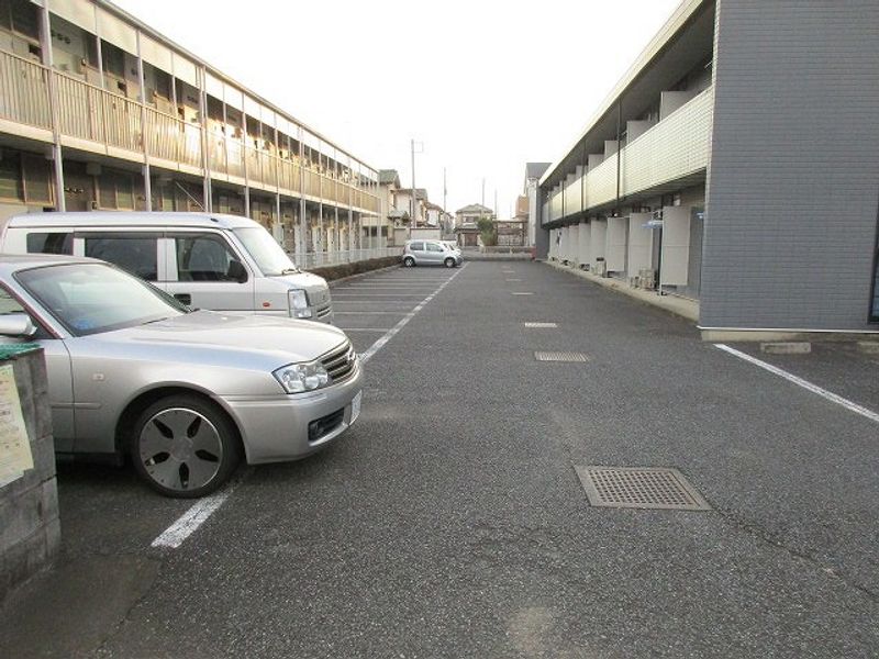 レオパレス円行 駐車場