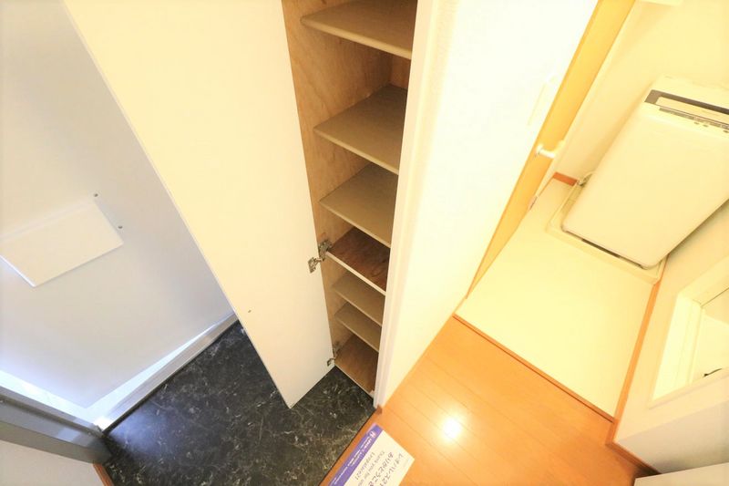 レオパレス七本松 玄関
