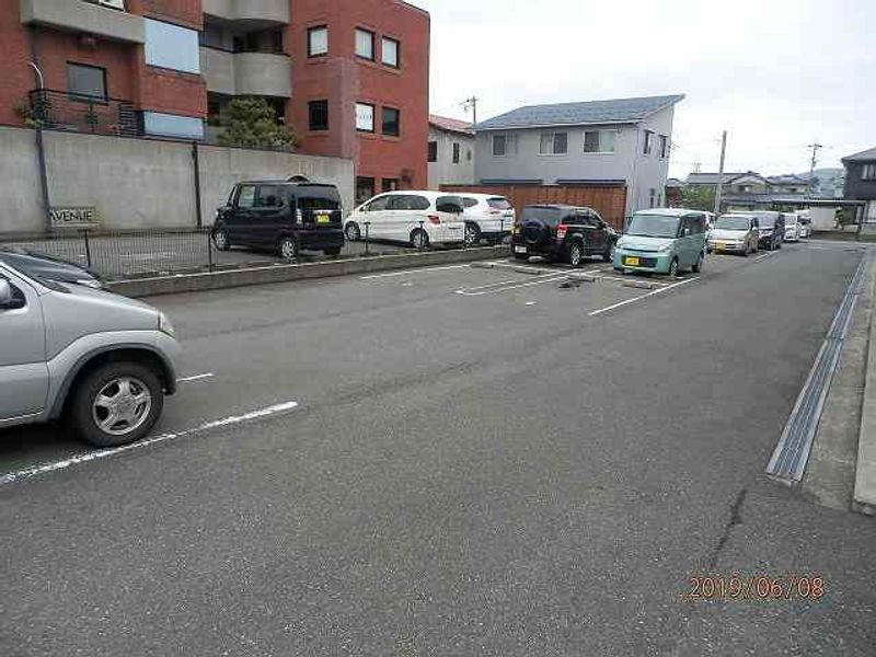 レオネクストただす 駐車場