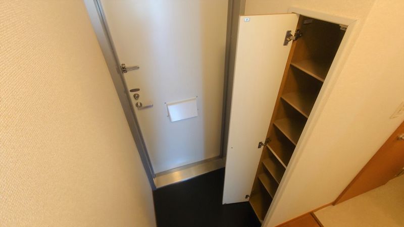 レオパレスたつの 玄関