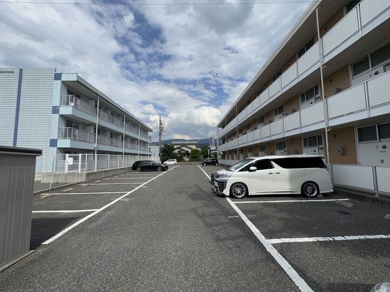 レオパレス野溝 駐車場
