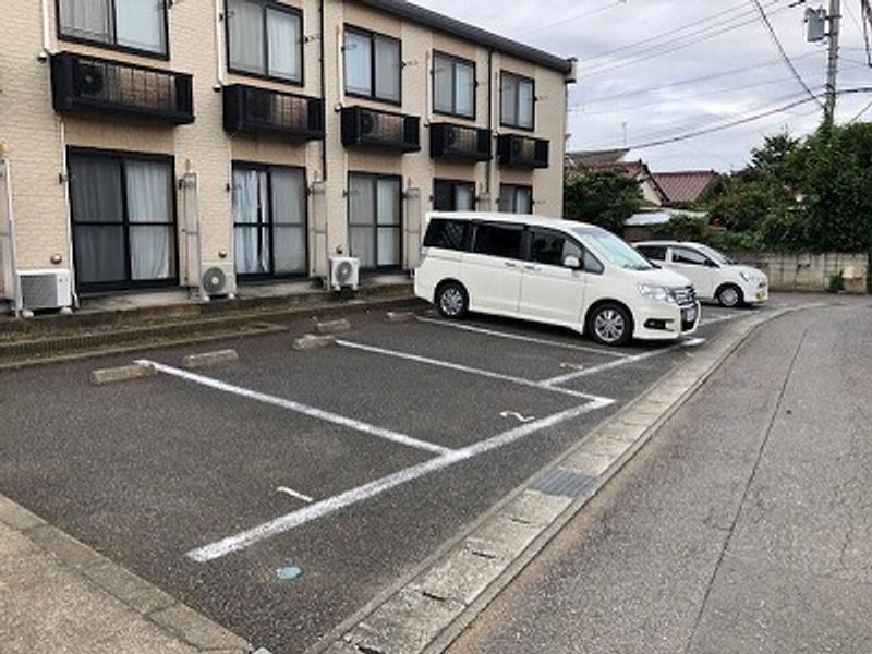 レオパレスフォーブル２１ 駐車場