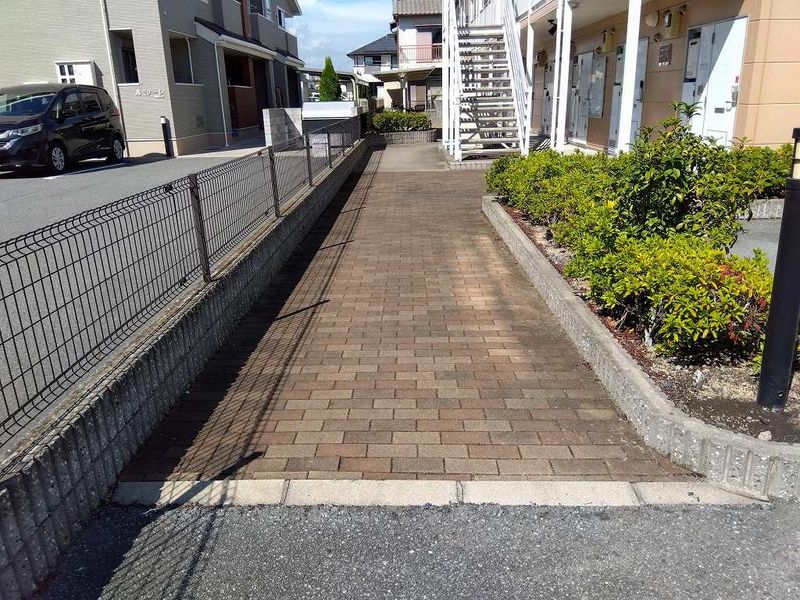 レオパレスＷＥＳＴ米田 エントランス