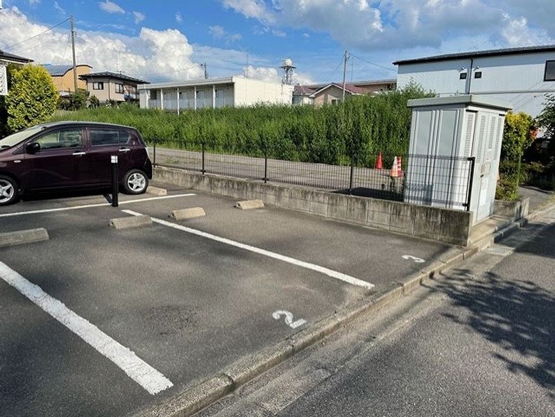 レオパレスツリートップ 駐車場
