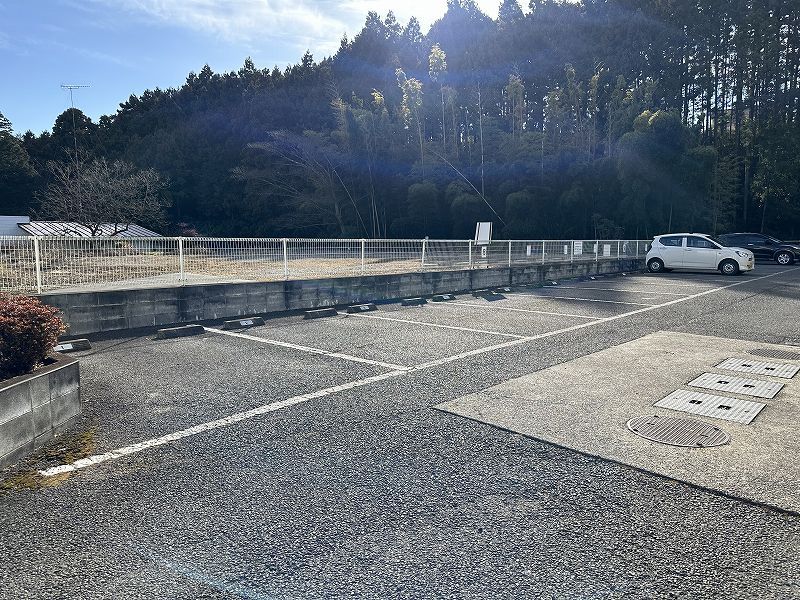 レオパレスつくい 駐車場