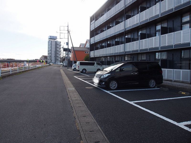レオパレス吉宗 駐車場