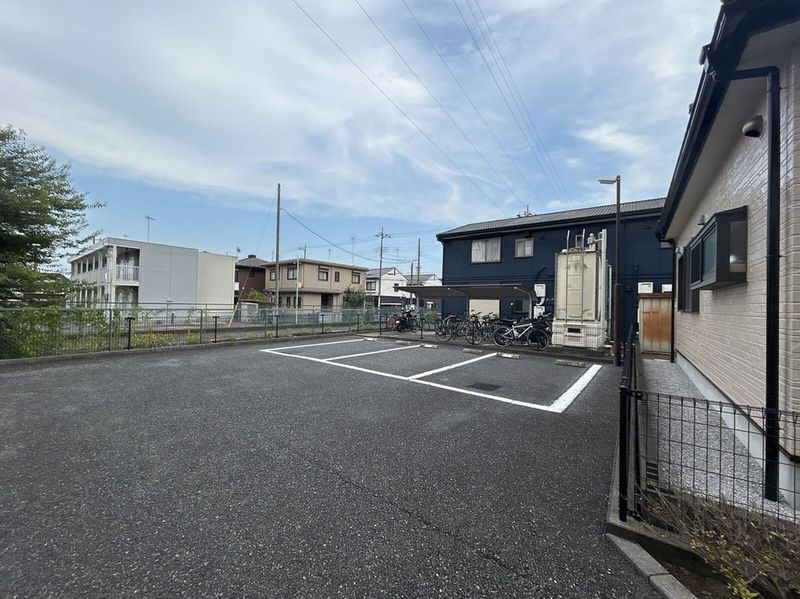 レオパレスエリーズ 駐車場