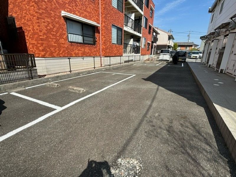 レオパレスみかわ 駐車場